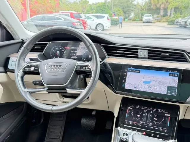 Audi Q8 photo 11