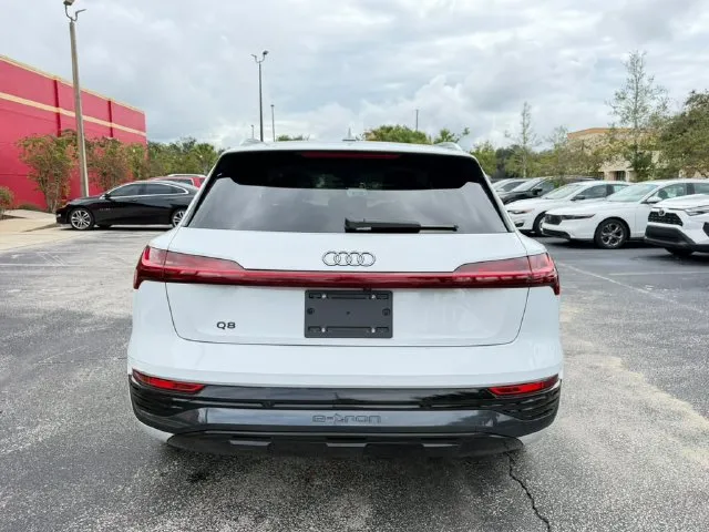 Audi Q8 photo 8