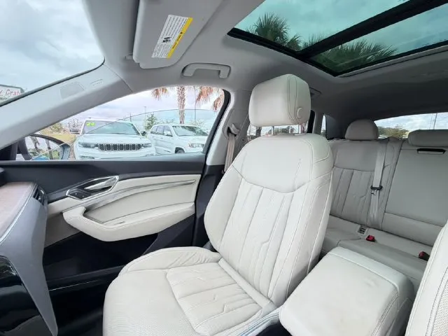 Audi Q8 photo 28