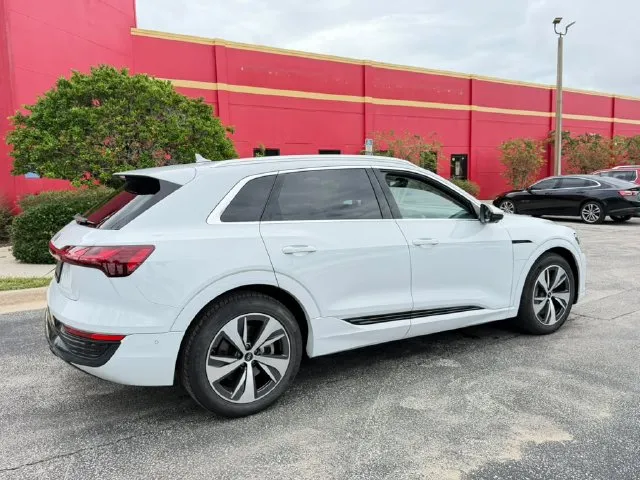 Audi Q8 photo 6