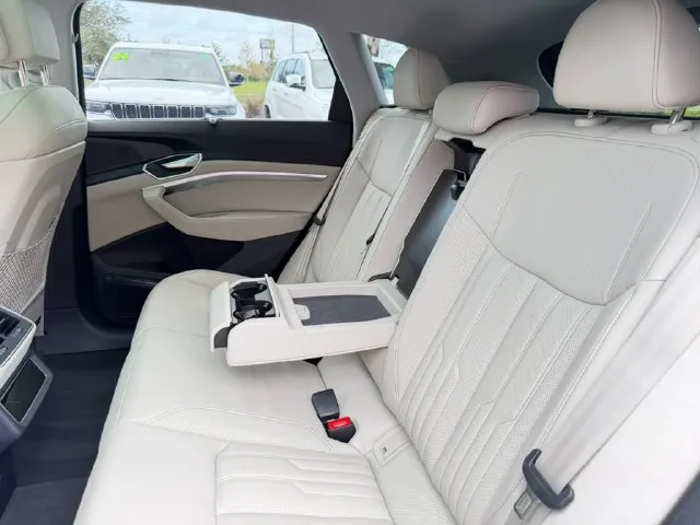 Audi Q8 photo 31
