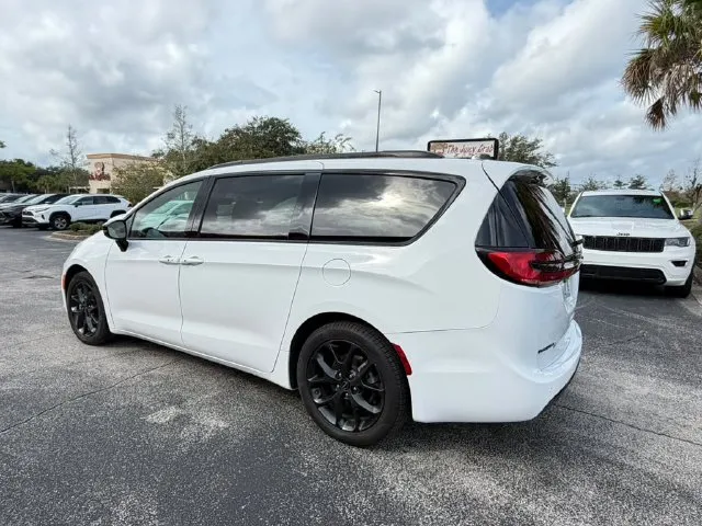 Chrysler Pacifica photo 7