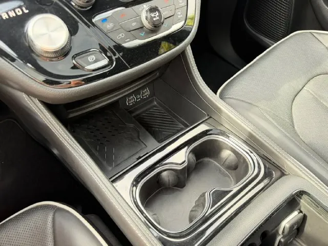 Chrysler Pacifica photo 21