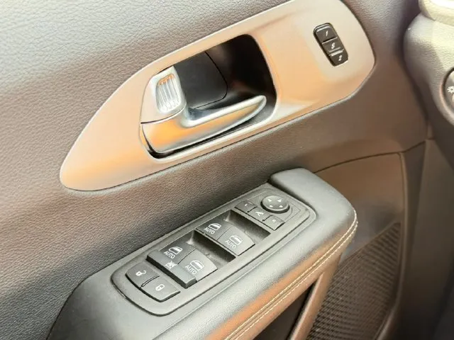 Chrysler Pacifica photo 14