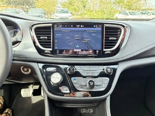 Chrysler Pacifica photo 23