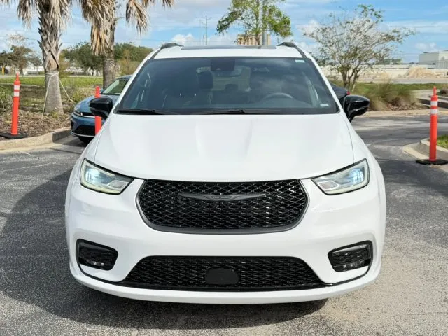 Chrysler Pacifica photo 2
