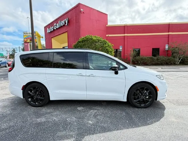 Chrysler Pacifica photo 4
