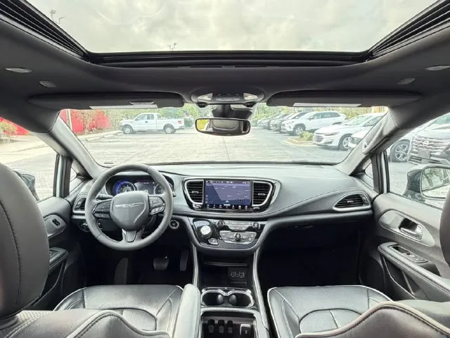 Chrysler Pacifica photo 25