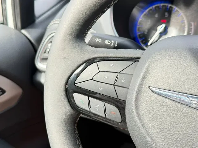 Chrysler Pacifica photo 16