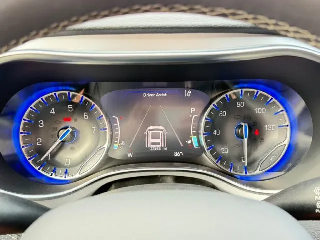 Chrysler Pacifica photo 12