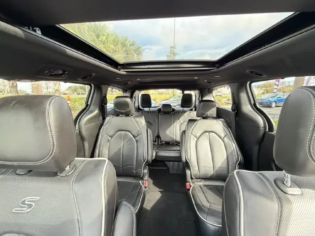 Chrysler Pacifica photo 30