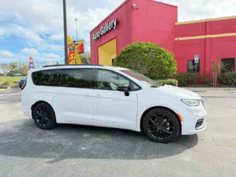White 2025 Chrysler Pacifica Limited for sale in Jacksonville, FL
