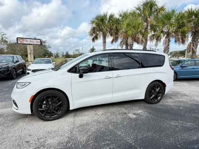 Chrysler Pacifica photo 3