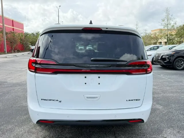 Chrysler Pacifica photo 8