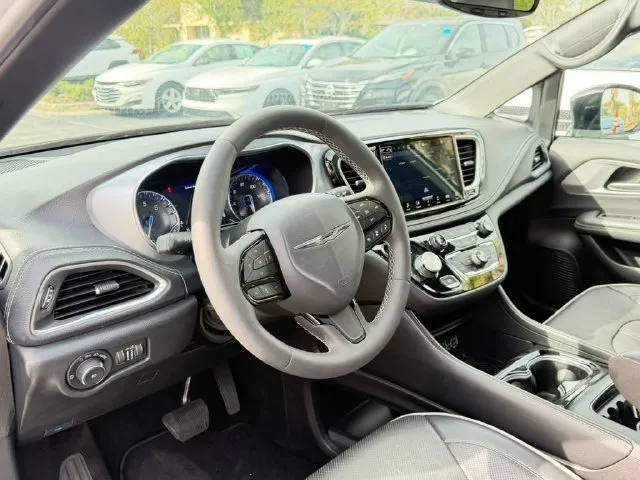 Chrysler Pacifica photo 20