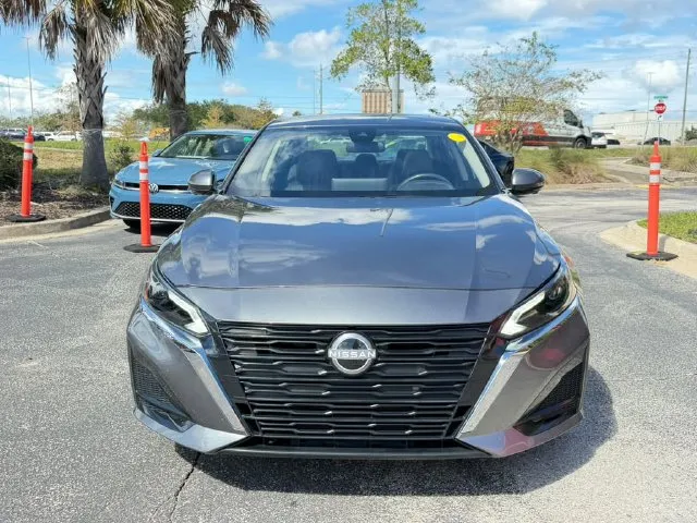 Nissan Altima photo 2