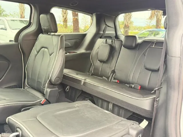 Chrysler Pacifica photo 28