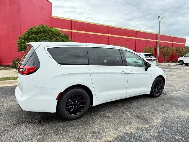 Chrysler Pacifica photo 6