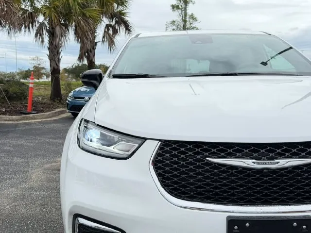 Chrysler Pacifica photo 9