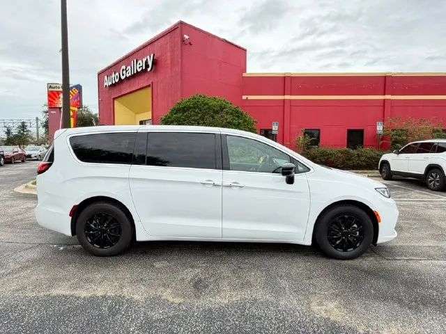 Chrysler Pacifica photo 4