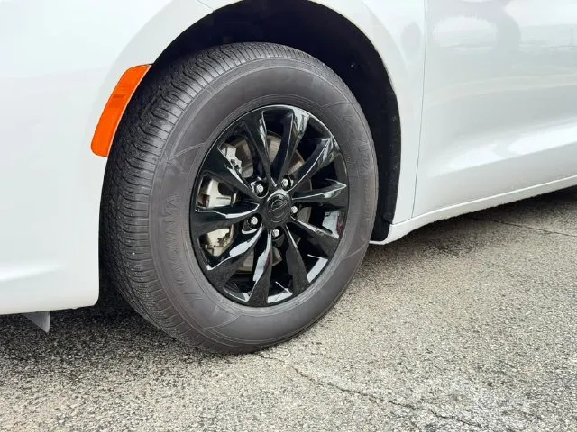 Chrysler Pacifica photo 10