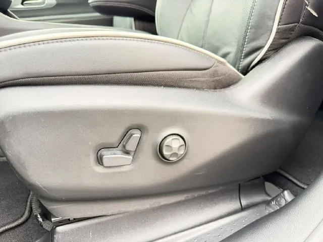Chrysler Pacifica photo 24