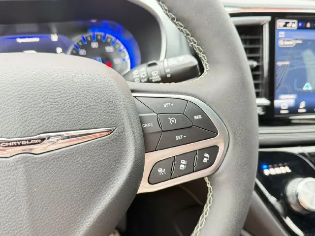 Chrysler Pacifica photo 20