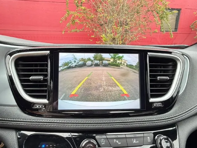 Chrysler Pacifica photo 15