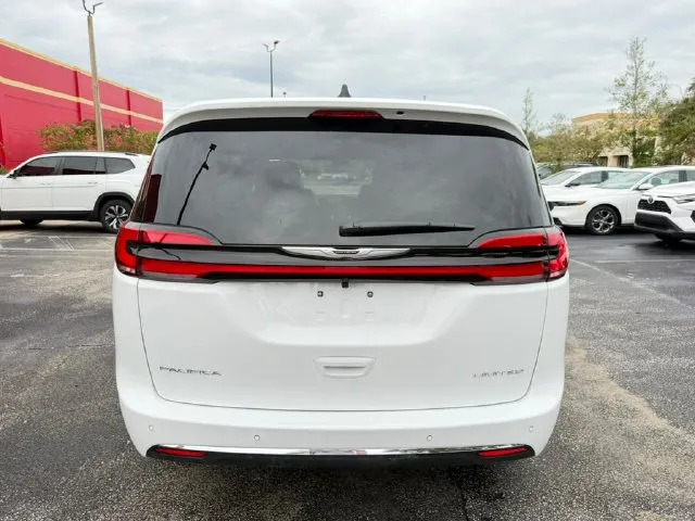 Chrysler Pacifica photo 8