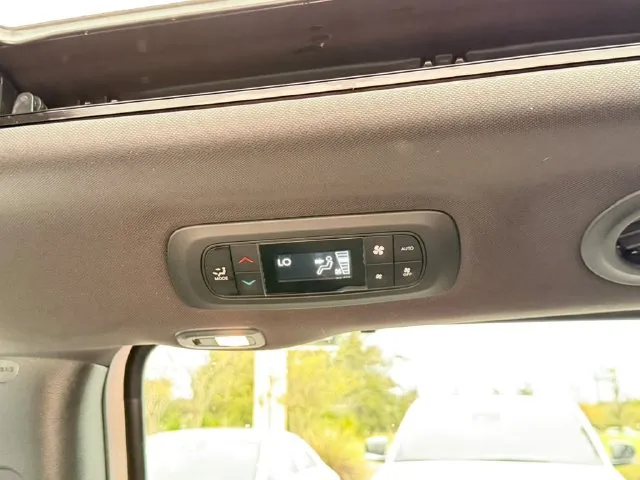 Chrysler Pacifica photo 33