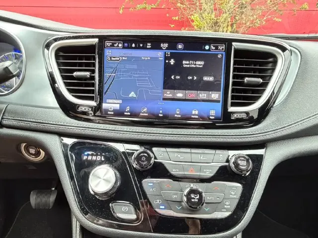 Chrysler Pacifica photo 16