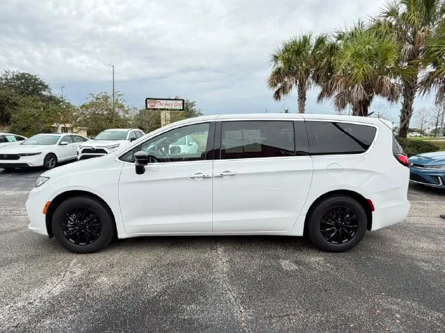 Chrysler Pacifica photo 5