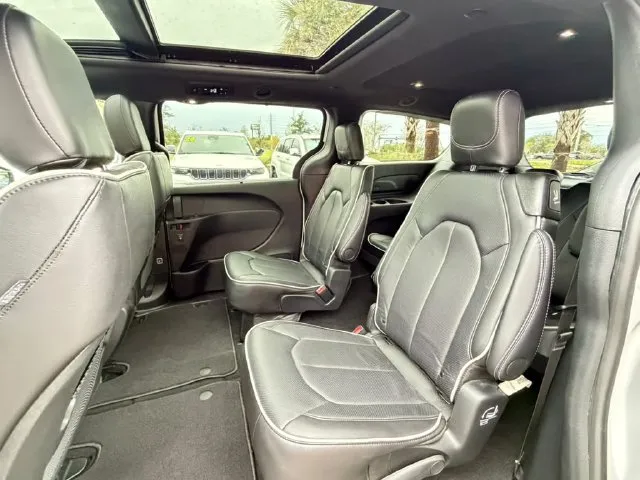 Chrysler Pacifica photo 30