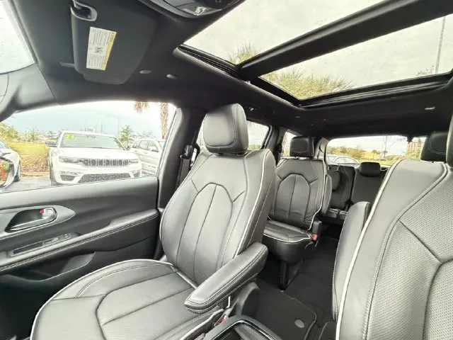 Chrysler Pacifica photo 25