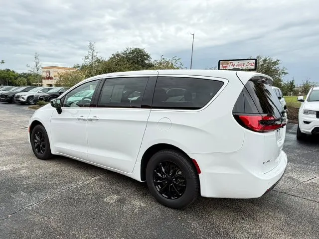 Chrysler Pacifica photo 7
