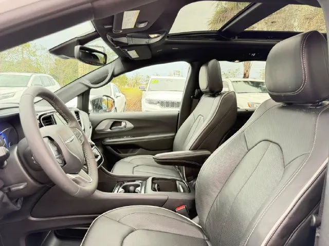 Chrysler Pacifica photo 23