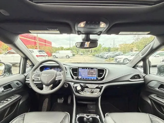 Chrysler Pacifica photo 26
