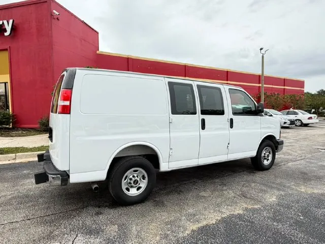 GMC Savana photo 6