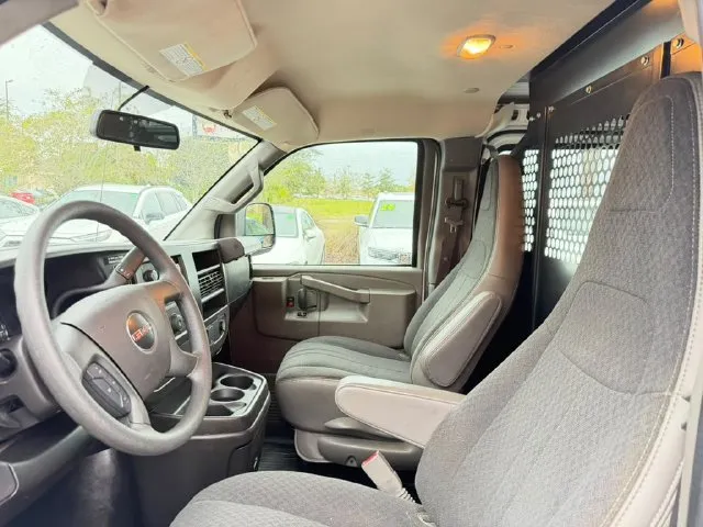 GMC Savana photo 21