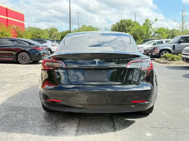 Tesla Model 3 photo 8