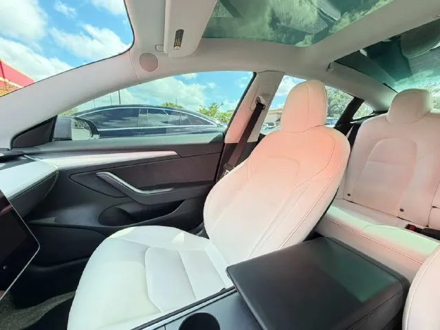 Tesla Model 3 photo 19