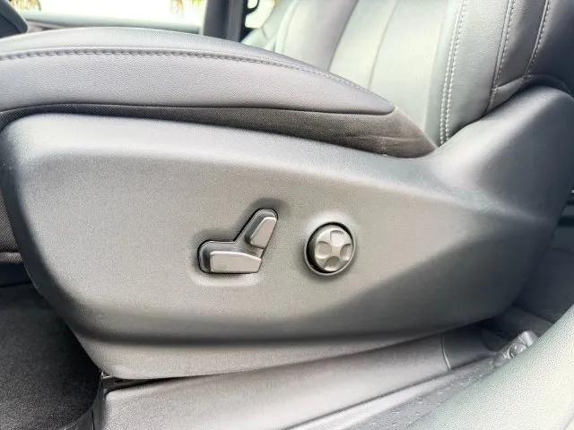 Chrysler Pacifica photo 24