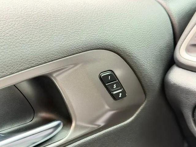 Chrysler Pacifica photo 14