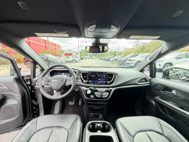 Chrysler Pacifica photo 28
