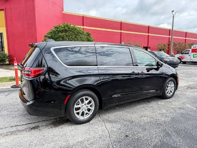 Chrysler Pacifica photo 6