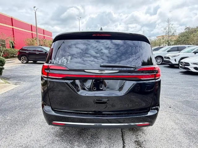 Chrysler Pacifica photo 8