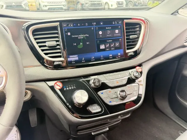 Chrysler Pacifica photo 21