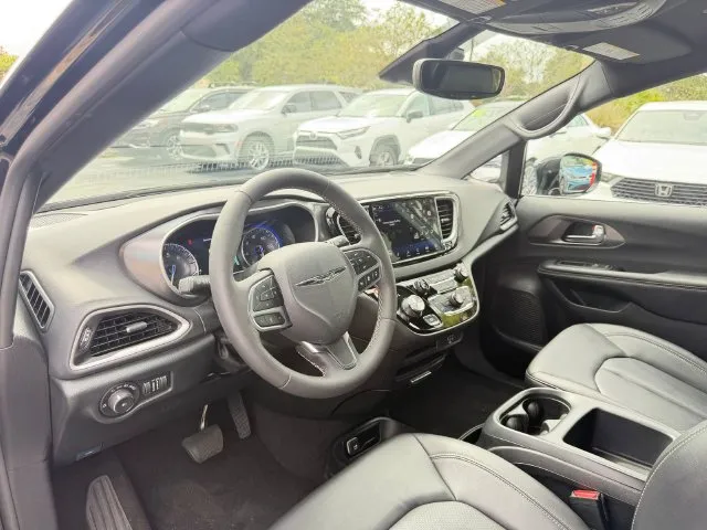 Chrysler Pacifica photo 16
