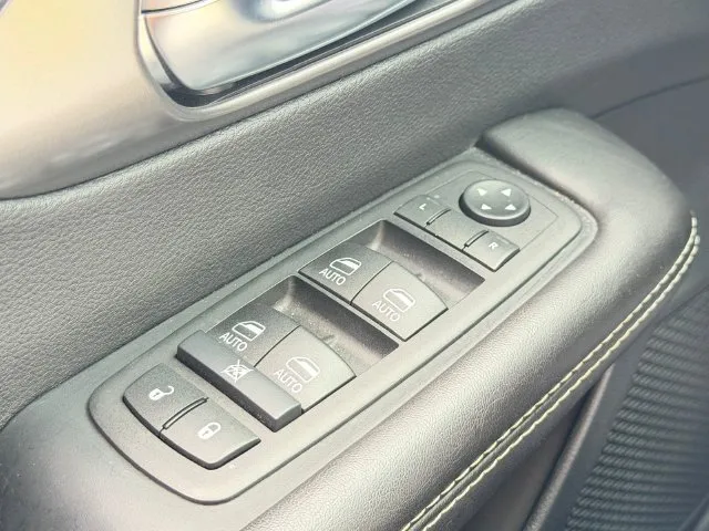 Chrysler Pacifica photo 13