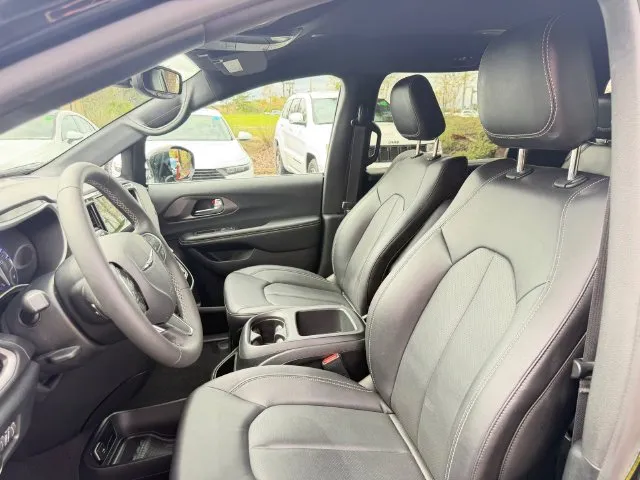 Chrysler Pacifica photo 23